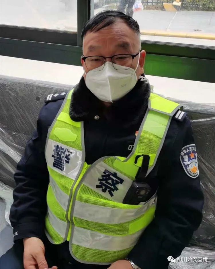 管建民,59岁,中共党员,现为虹桥分局治安大队一级警长.