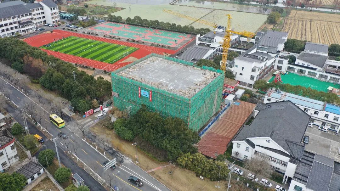 新建的综合性体育馆位于青浦区颜安中学校园西南面,东至练塘幼儿园,南