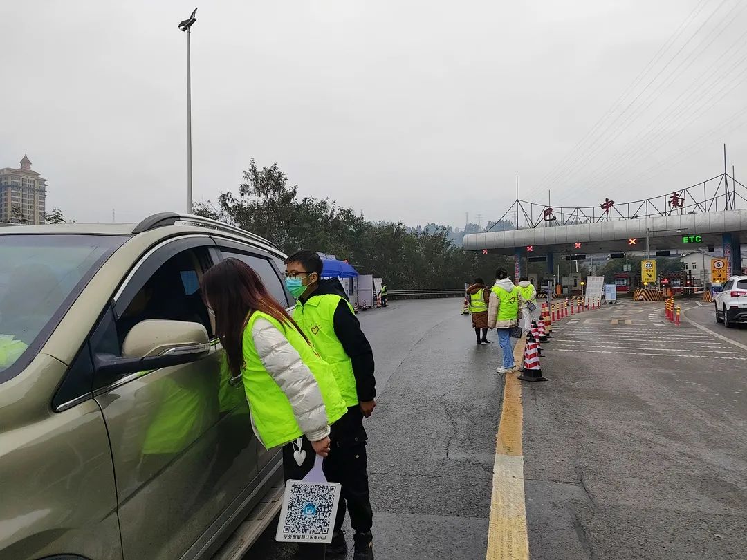 高速路口防疫线上的绿马甲