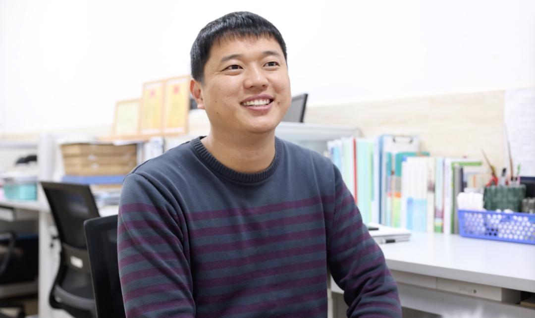 侯坤摄采访当天,在学校教学楼负一楼的办公室里,张宝旺侃侃而谈.