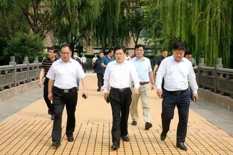 "的所感所思就济南而言,作为省会城市和历史名城,这里人口多,地域广