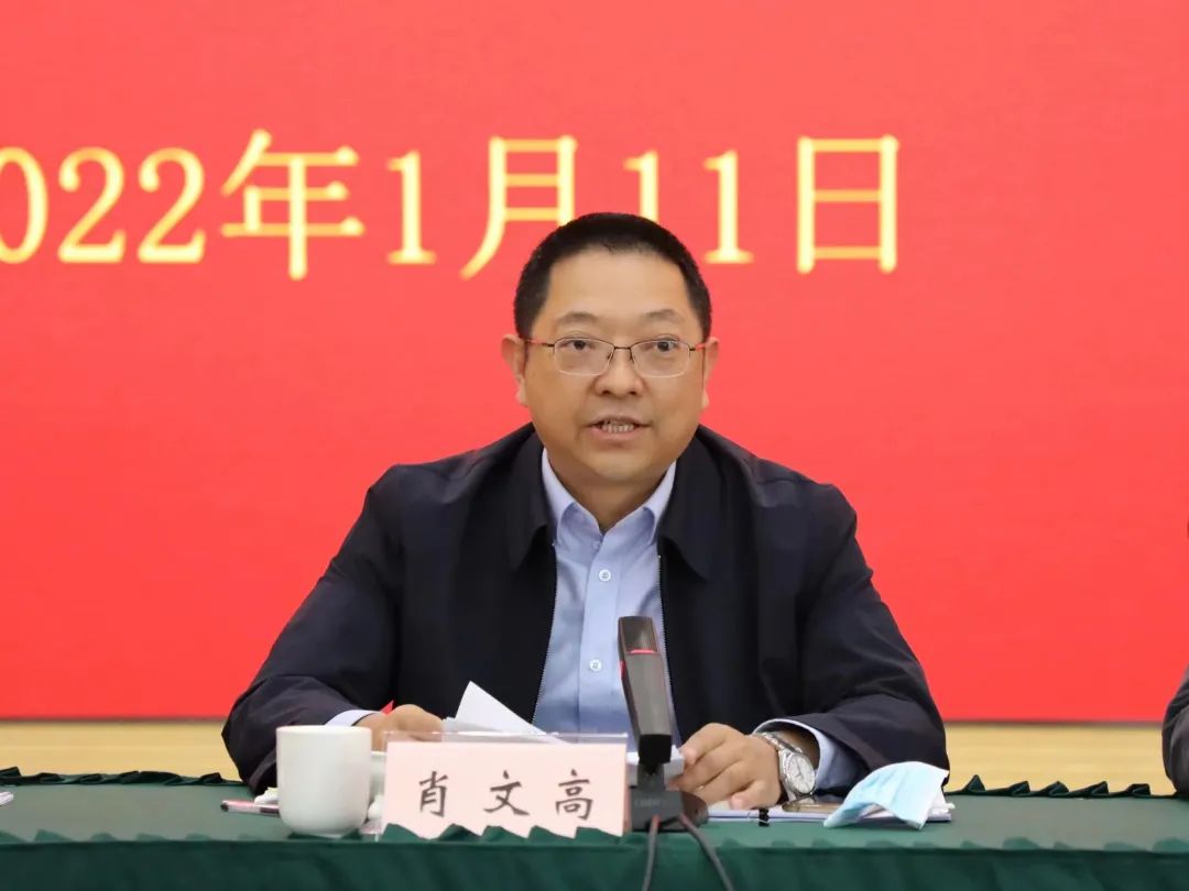 肖文高讲话肖文高表示,要贯彻落实区第十一次党代会精神,发扬"人靠谱