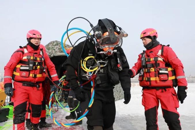 冰下潜水员复训暨冰域救援实战演练刺骨寒风无所惧提质强能正当时