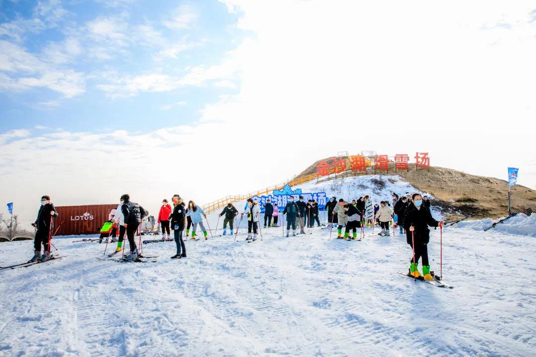 金沙湖滑雪场制造的人工滑雪道为了能让更多的游客体验滑雪的快乐