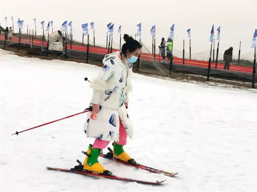 金沙湖滑雪场制造的人工滑雪道为了能让更多的游客体验滑雪的快乐