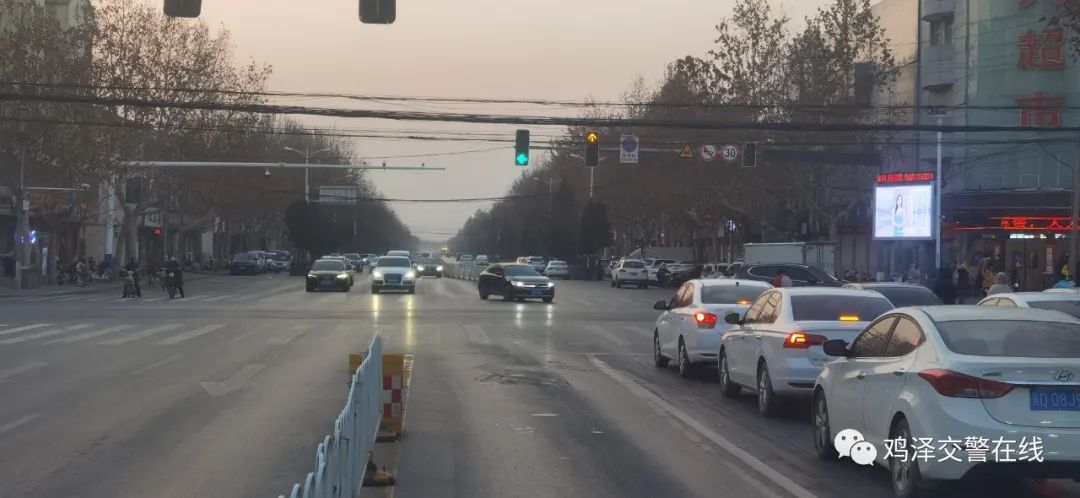 鸡泽县城人民路与会盟大街路口,也就是大家平时所说的信天超市路口的