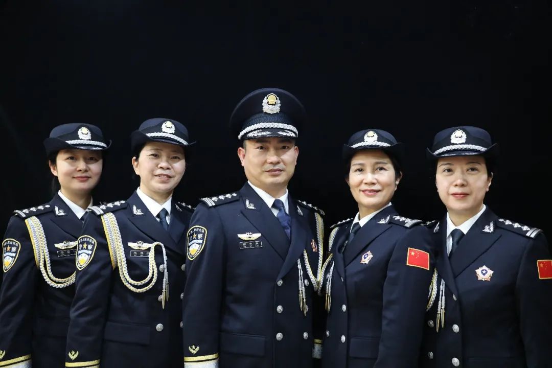 铮铮警徽熠熠警徽熠熠—友情篇警礼服,是中国人民警察在重大纪念