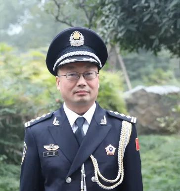 邛崃监狱图文编审|宣培科2022年第3期原标题《你好,警礼服|献给最美