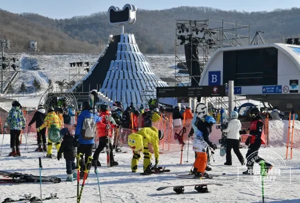 冰雪盛宴吉林体验⑧丨吉林万科松花湖滑雪场云海与雾凇环绕的浪漫雪场