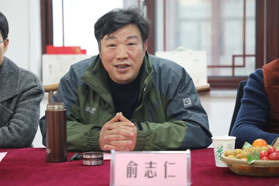 镇乡贤联谊会会长俞志仁讲话在听取乡贤讨论交流后,俞志仁表示乡贤要