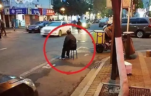 女子人肉占车位遇狠人被车强行顶开处理结果来了