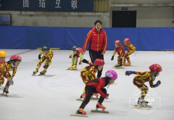 李长香与前中国短道速滑队主教练李琰,张艳梅,王秀兰组成了女子接力队