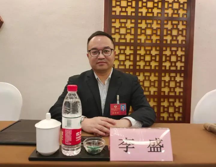 两会聚焦孩子上网这件事不管怕出事管多了也怕出事省政协委员李盛提了