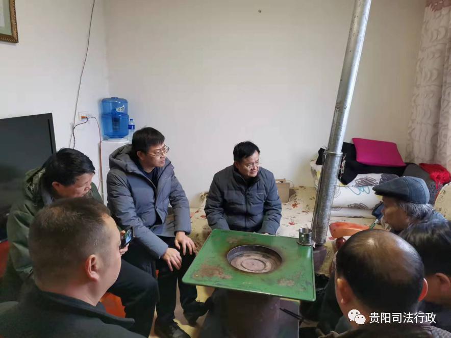 贵阳市司法局党委书记局长何志坚到驻村帮扶点开阳县顶方村开展入村寨