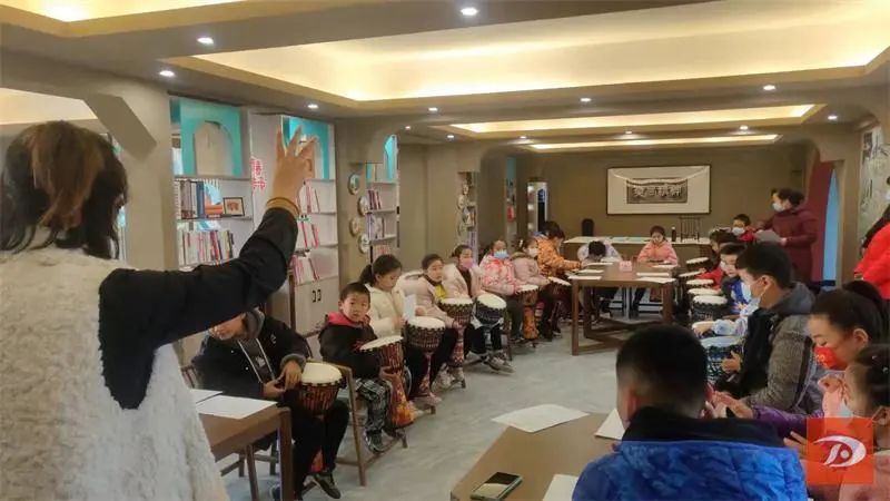 学生鲁浩宇说"每天我都会来,乐器我比较喜欢吉他,我觉得抱着吉他的