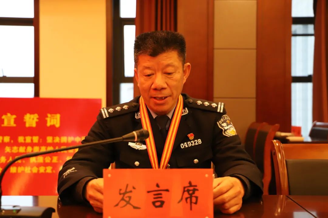 民警代表曹光富,肖卫东两名同志围绕自身从警以来的