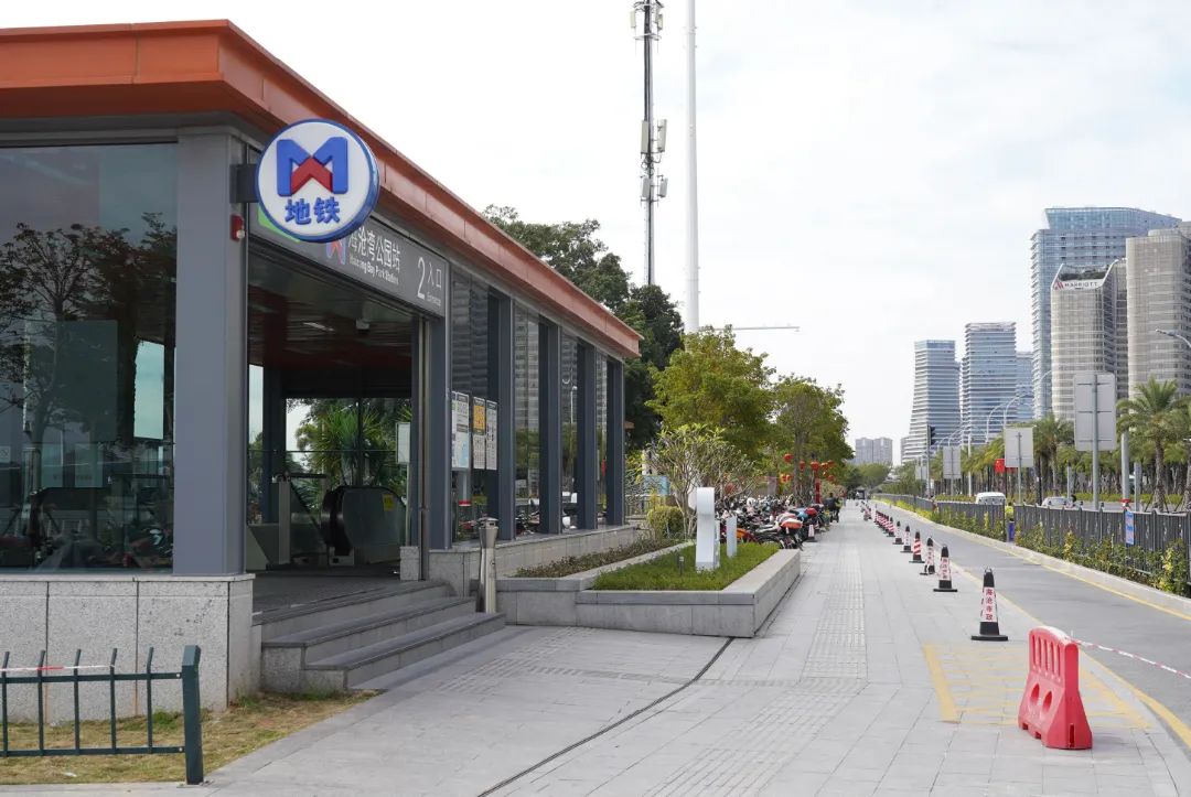 地铁二号线开通后,骑电动车到就近的地铁站换乘地铁,成了许多市民的