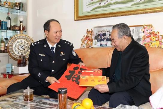 在退休老干部马建基家中,李进强详细了解身体生活情况,介绍了近年来