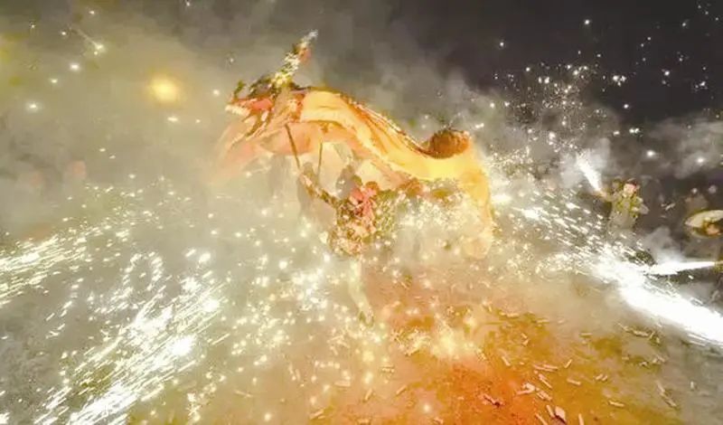 有爪似鹰,能陆上走,能空中飞,能水中游,能大能小,能隐能现,能翻江倒海