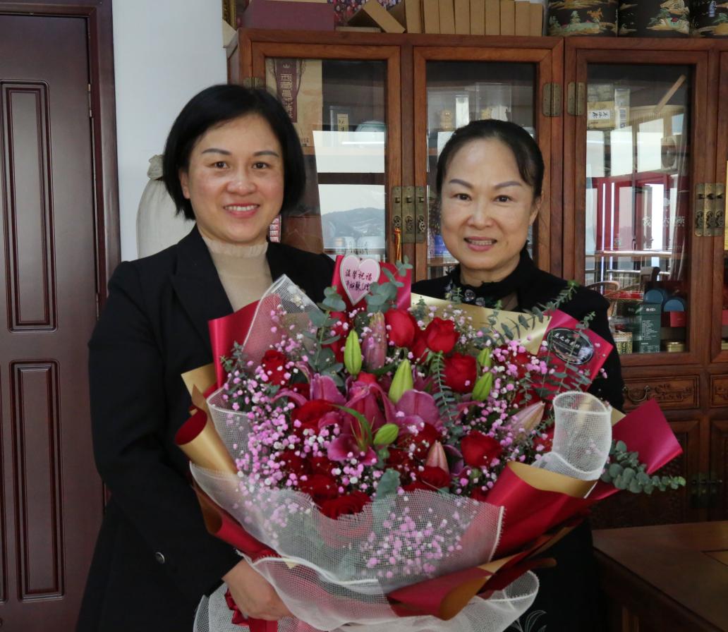 走访慰问自治区政协女委员(妇联界别 甘惠贞走访慰问全国巾帼建功