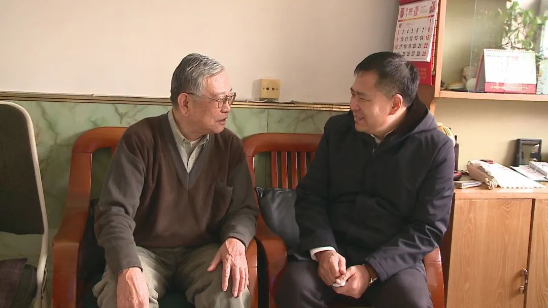 市领导梁春华节前走访慰问