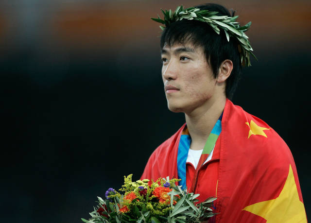 站在雅典奥运会领奖台上的刘翔.