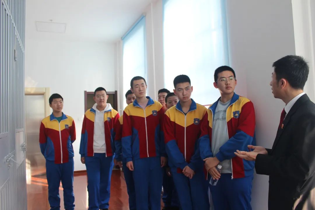 向阳法院第48次公众开放日佳木斯市第一中学学生走进法院开展社会实践