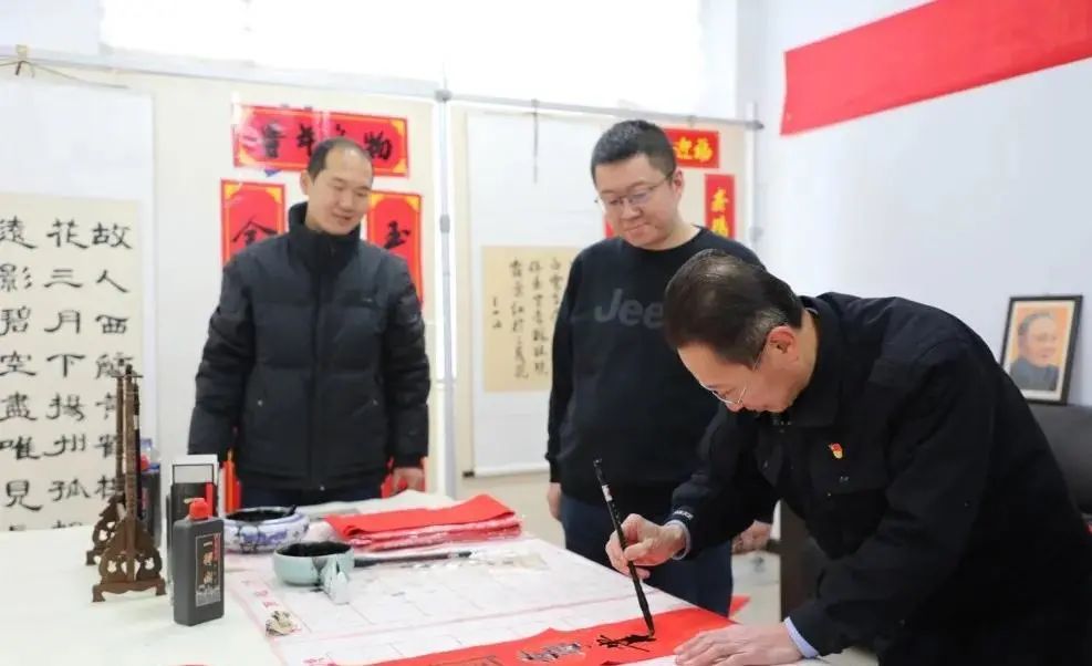 邢台市公安局开展迎新春写春联送祝福系列活动
