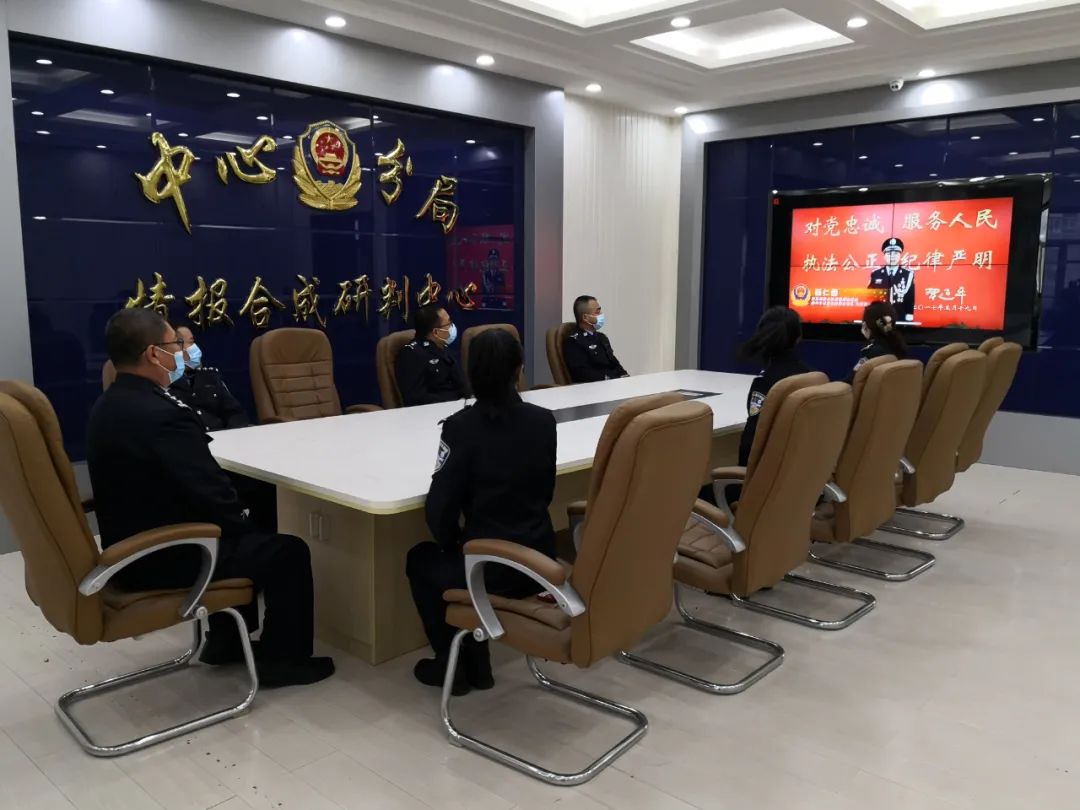 双鸭山市公安局组织收看学习公安心向党护航新征程公安楷模先进事迹云