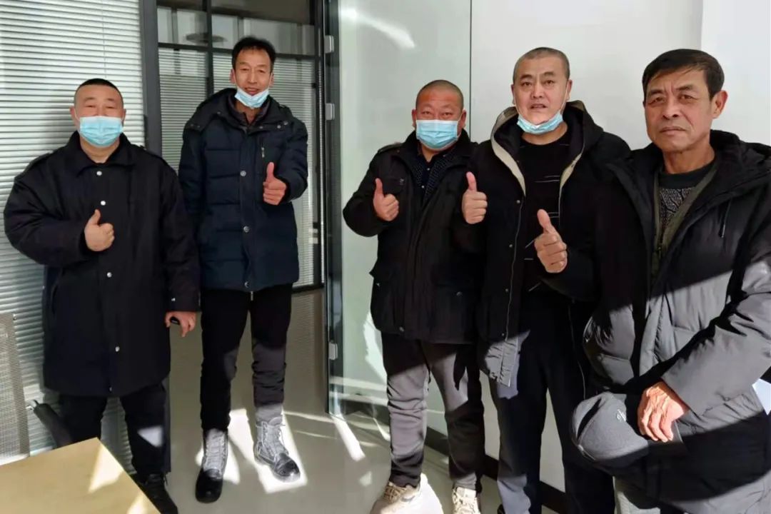 近日,阜新市太平区人民法院执行局为徐某等五人追索劳动报酬17万余元.