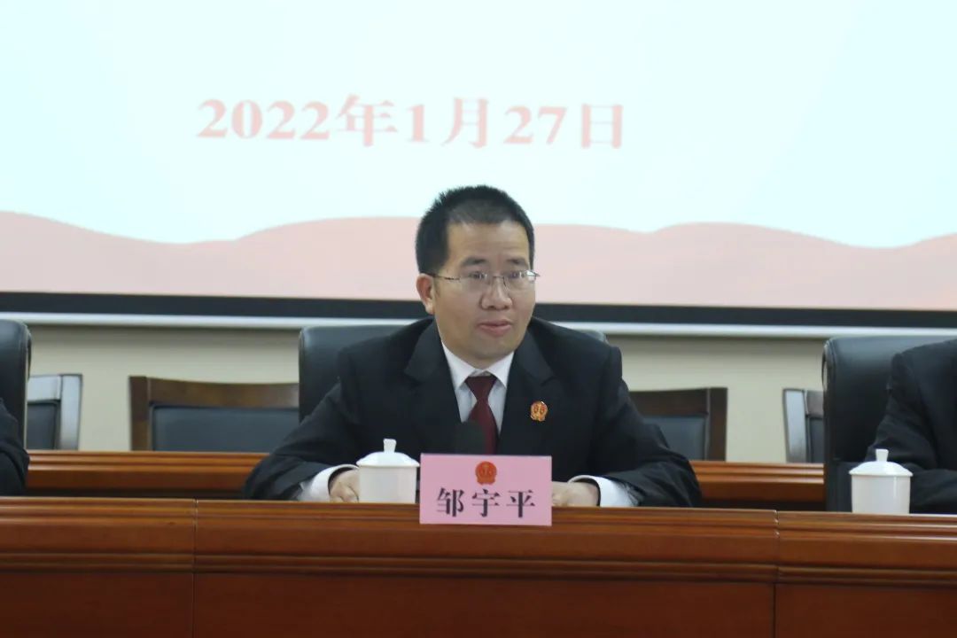 邹宇平院长对受表彰的先进集体和个人表示祝贺,希望全院各部门和全体