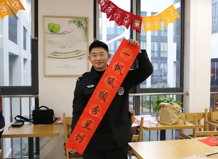 春联青年书法家薛俊逸分局青舟书画俱乐部祝大家在新的一年里幸福安