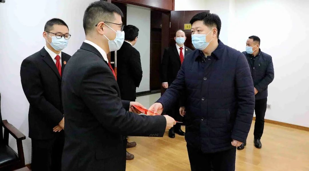 副市长,公安局局长张继东陪同走访慰问,高邮法院全体班子成员参加活动