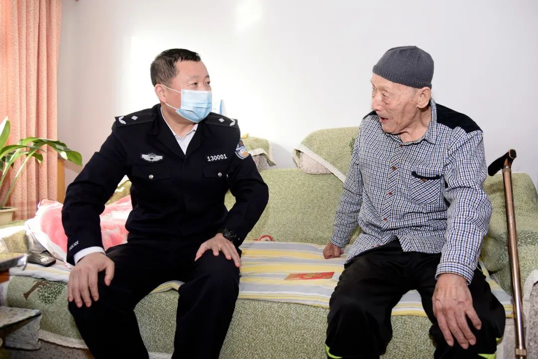 徐景波同志走访慰问离退休干部