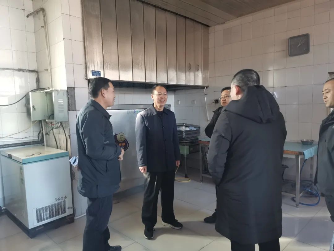 王国辉尚晓辉等县领导分赴各单位慰问一线值班工作人员