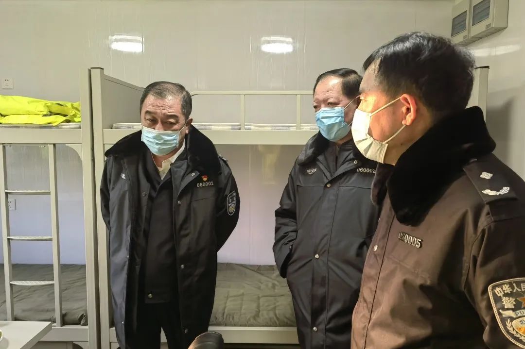 大庆市副市长市公安局党委书记局长宋鸿源到万达警务室慰问一线执勤