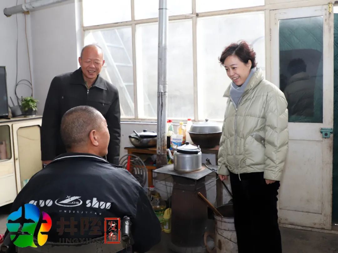 同坐一条板凳井陉县委书记连续两天进村入户