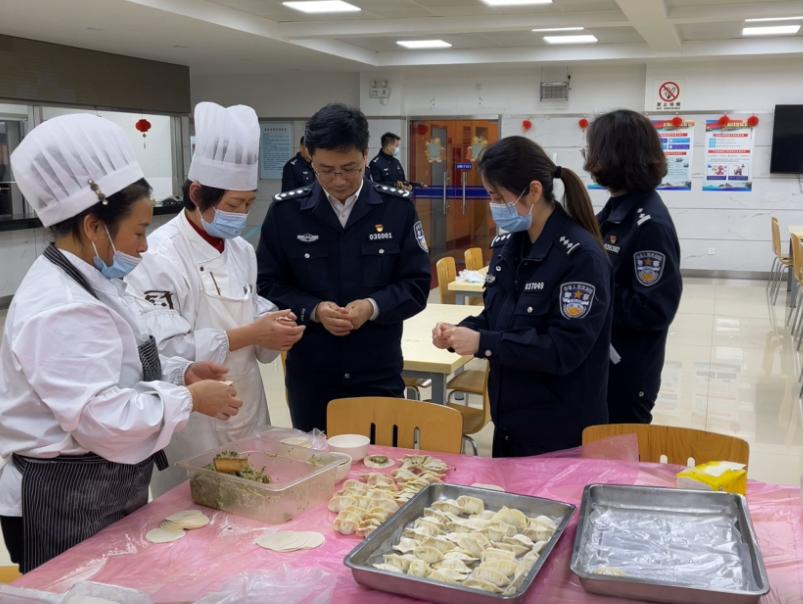 副区长,分局党委书记,局长柳国青亲切慰问了留沪青年民警代表,并于