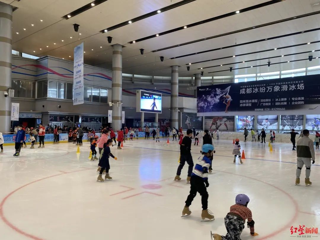 成都人把冰雪玩嗨咯滑冰场鞋子都发完了