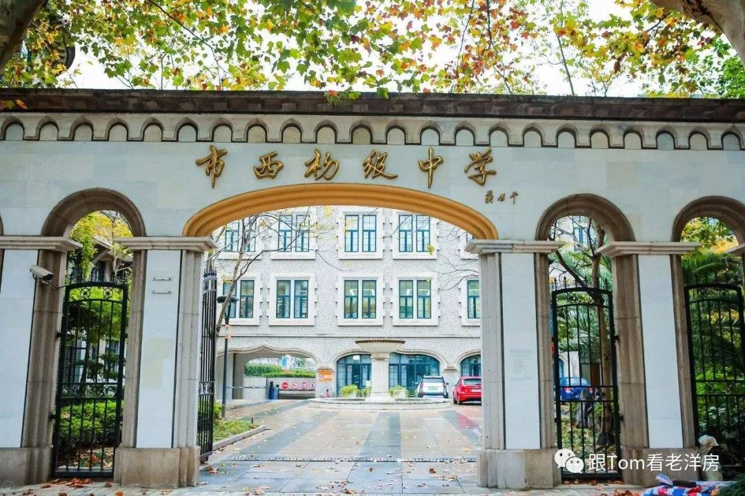这种弄堂公馆,造于1919年的钧培里是个首创,弄堂里的1号为流氓大亨是