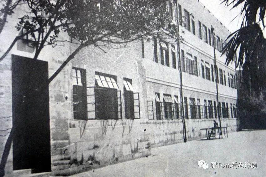 这种弄堂公馆,造于1919年的钧培里是个首创,弄堂里的1号为流氓大亨是