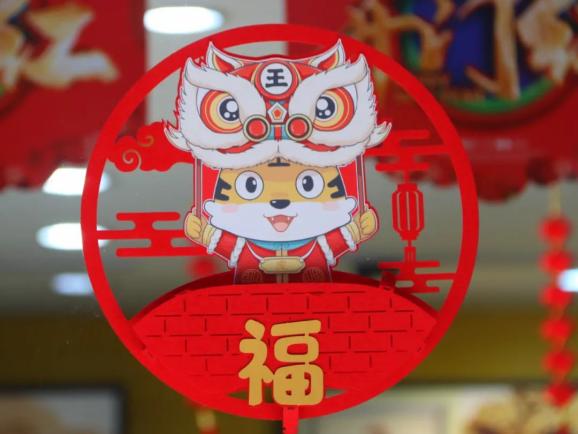 玩具饰品进入虎年萌萌的"小脑斧"成了市场上最热门的创作元素人们挂虎