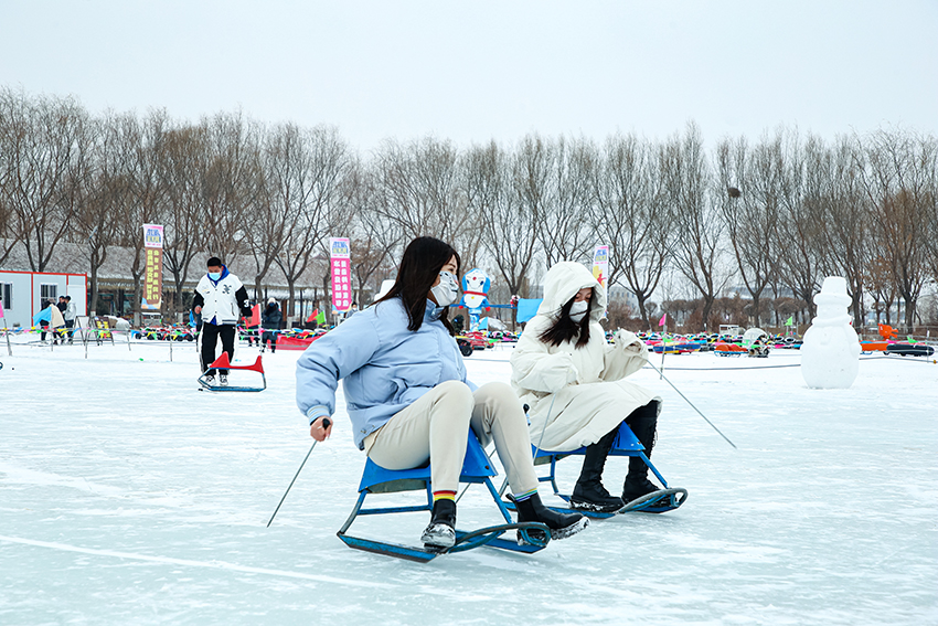 春节假期张掖市民乐享冰雪运动