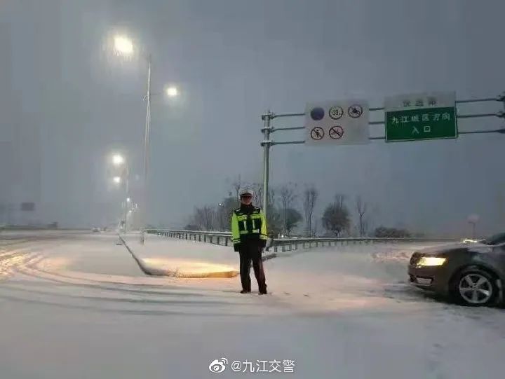 大雪封城九江大部降雪6mm以上快速路高速路多处关闭