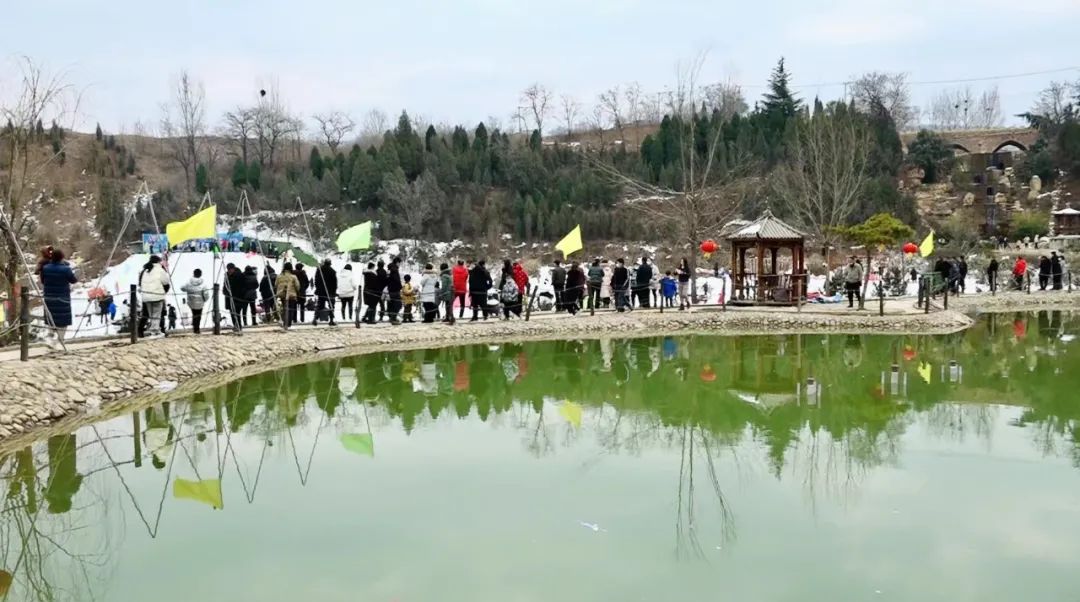 春节期间,铁门镇土古洞景区的滑雪场游客盈门,在全民冰雪过大年的热潮