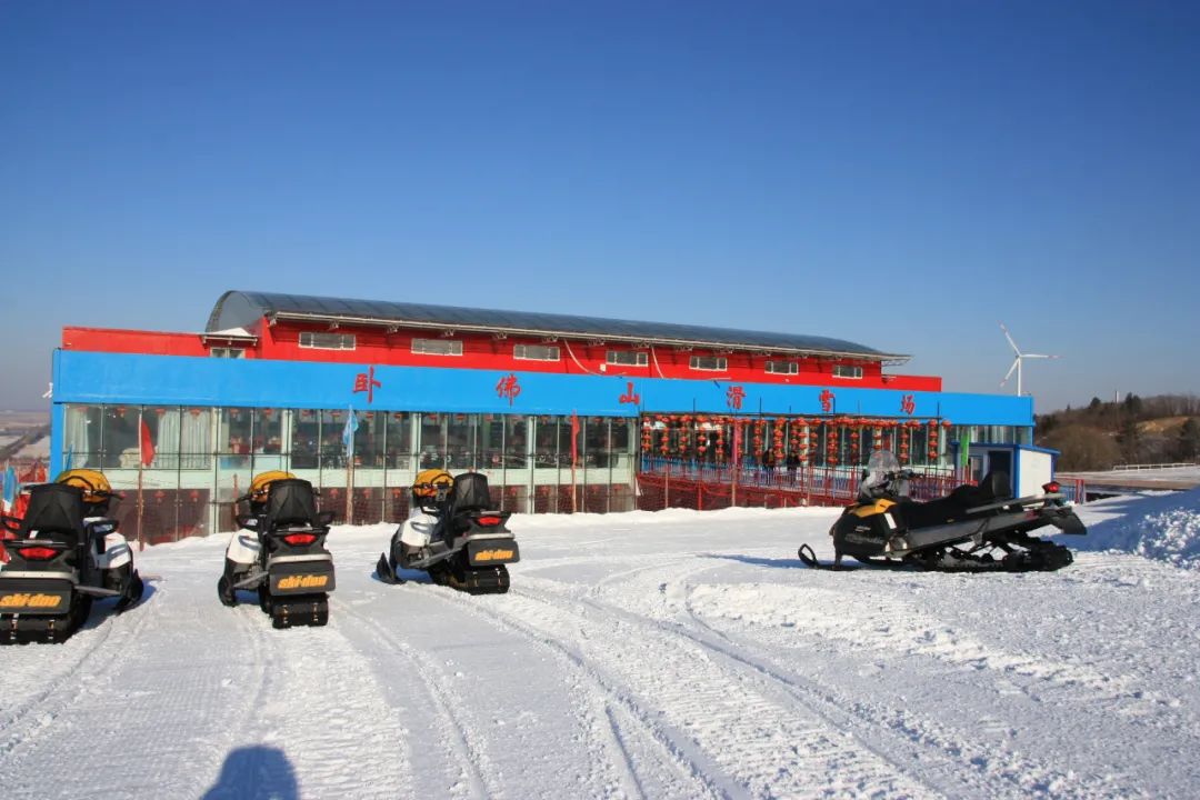 趁着北京冬奥会预备开幕,今年冬天佳木斯卧佛山滑雪场还增加了雪地