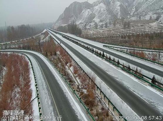 青海省内部分路段降雪路面积雪