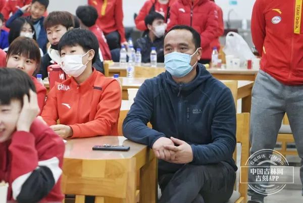 吉林师弟师妹集体观战武大靖1000米决赛前队友大靖与队友配合确保中国