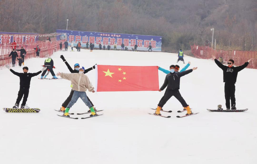 镇留守儿童到当地伊芦山滑雪场开展缤纷的冬日滑雪体验文明实践活动
