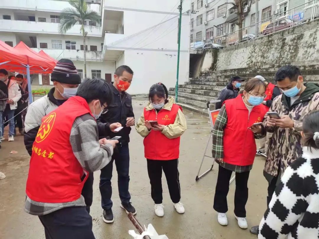 志愿者入户开展疫情防控宣传工作百色市右江区▲右江区新时代文明实践